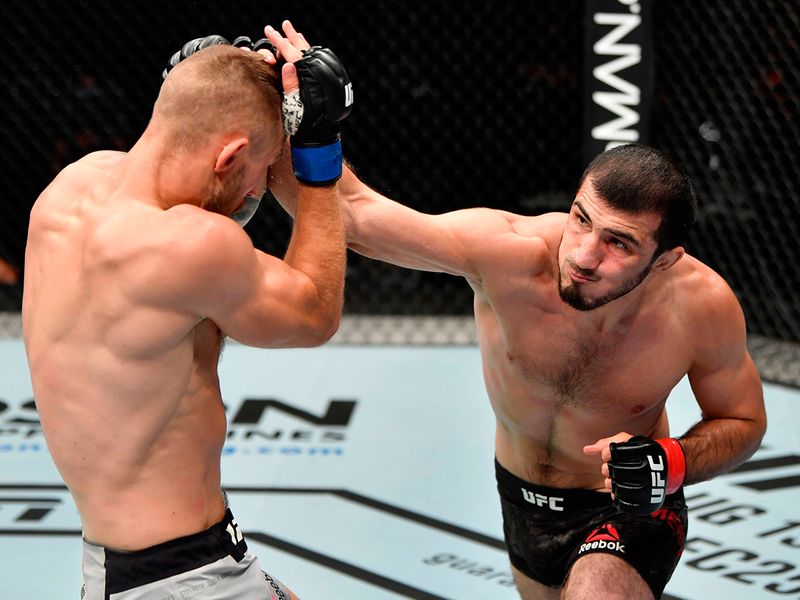 Чеченский боец UFC Имадаев дал пощечину сопернику на взвешивании. В бою он пропустил почти сотню ударов и проиграл
